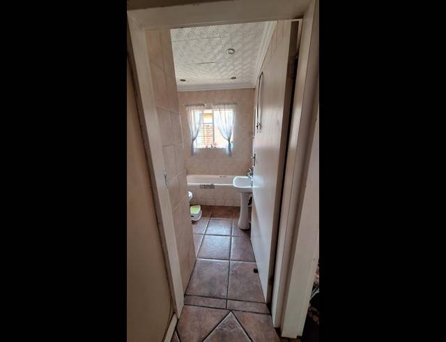 2 BEDROOM PROPERTY TO RENT IN ROOIHUISKRAAL NORTH